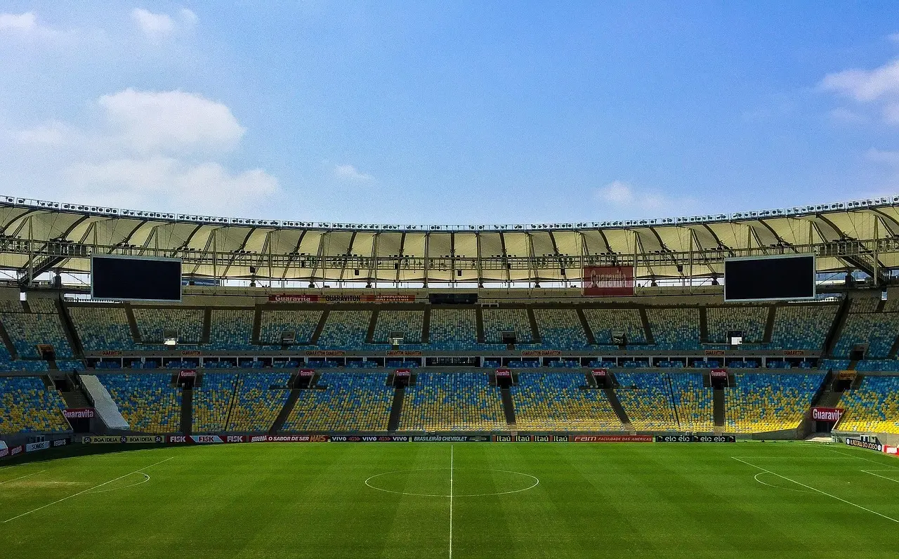 Tomt fodboldstadion under stemningsfuldt lys